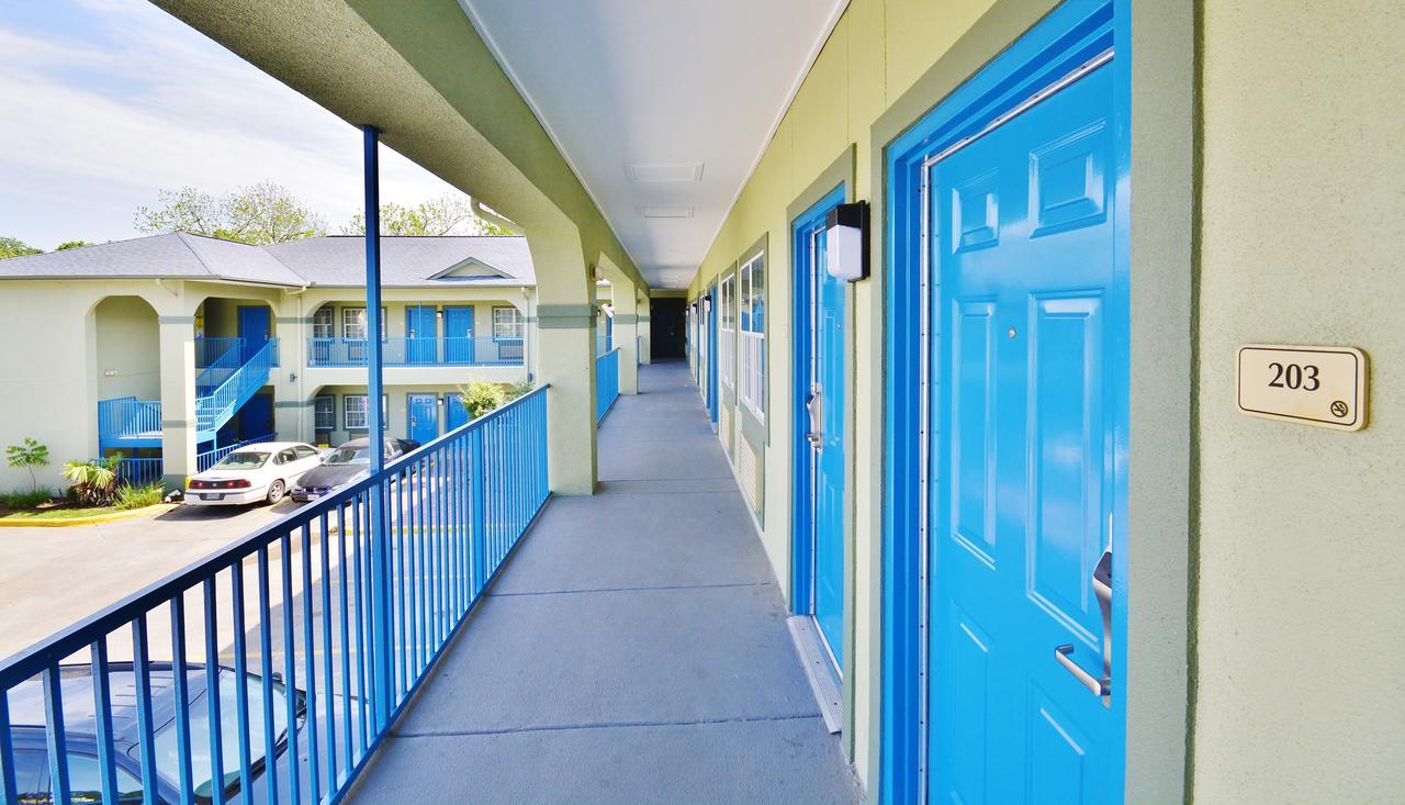 Scottish Inn And Suites Alvin Buitenkant foto