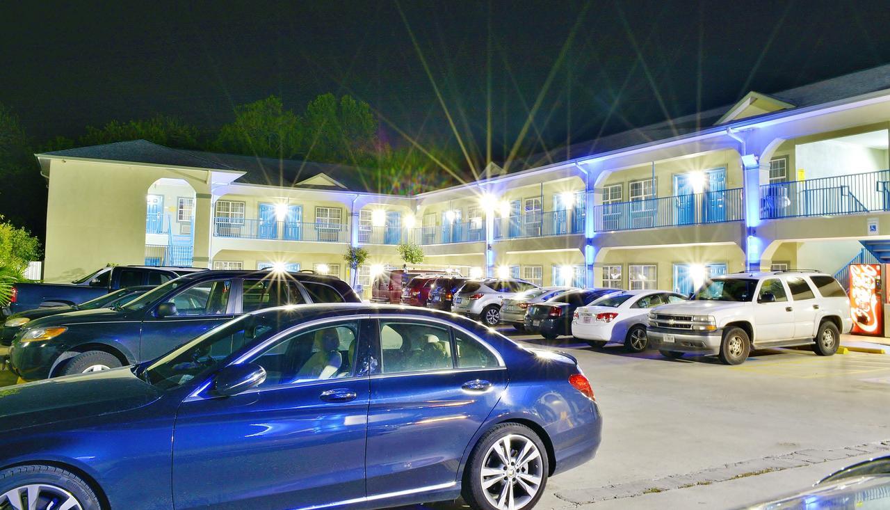 Scottish Inn And Suites Alvin Buitenkant foto
