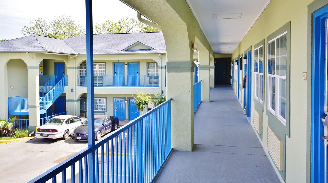 Scottish Inn And Suites Alvin Buitenkant foto