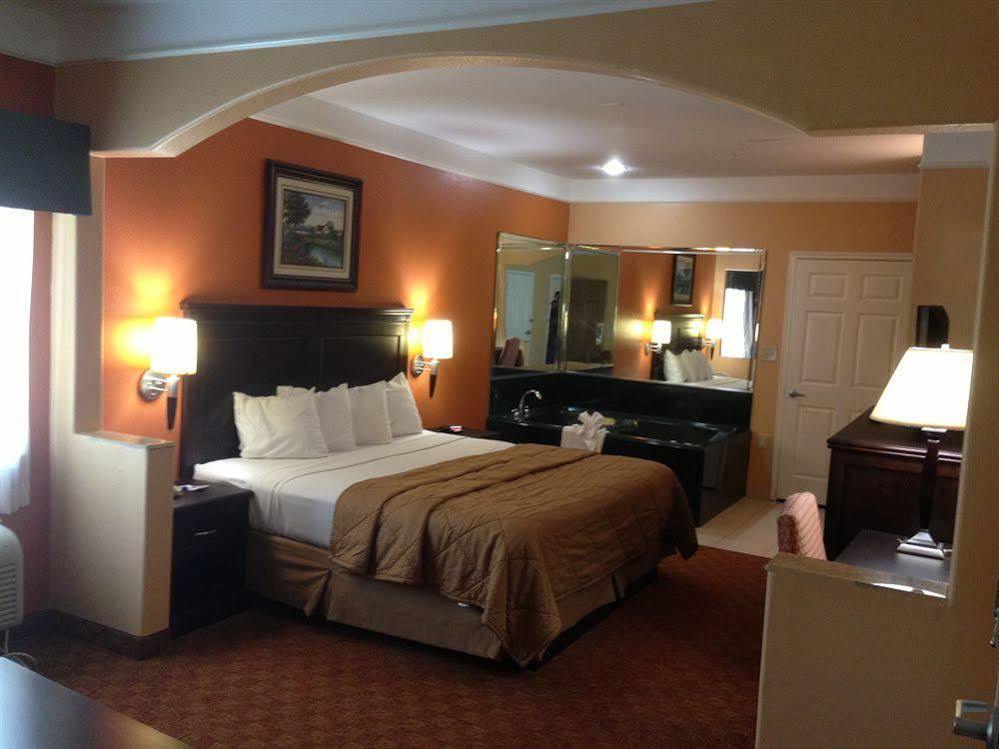 Scottish Inn And Suites Alvin Buitenkant foto